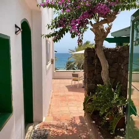 House In First Line Of The Beach Terraces Close To Surf And Shops Casa de Férias