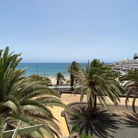 Hébergement de vacances House In First Line Of The Beach Terraces Close To Surf And Shops
