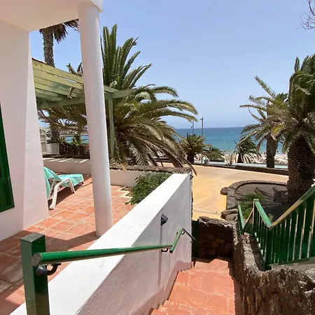 Hébergement de vacances House In First Line Of The Beach Terraces Close To Surf And Shops *