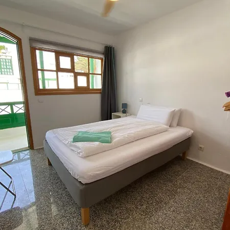 Hébergement de vacances House In First Line Of The Beach Terraces Close To Surf And Shops