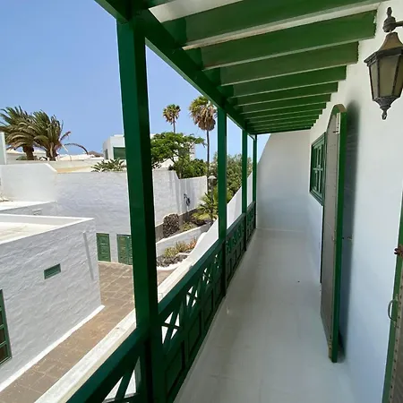 House In First Line Of The Beach Terraces Close To Surf And Shops Hébergement de vacances